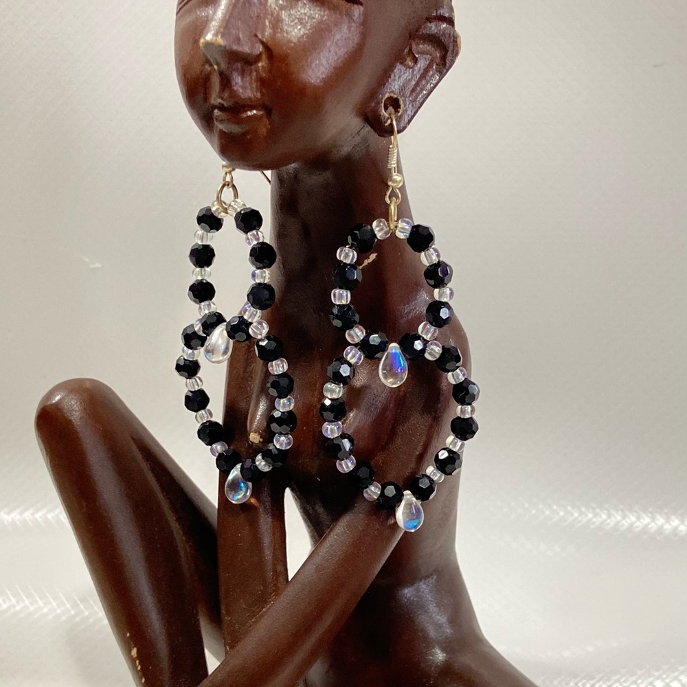 Handmade women black and white crystals, beadalon flex wire earrings. NWOT.